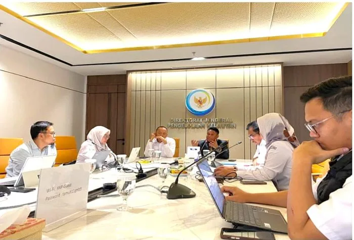 Rapat Kerja : Rapat Kerja antara Bupati Rote Ndao Paulus Henuk dengan perwakilan Kementerian Kelautan dan Perikanan, Kementerian ESDM, PT. Pertamina Patra Niaga, PT. PLN, BPH Migas dan PT. Nindya Karya.