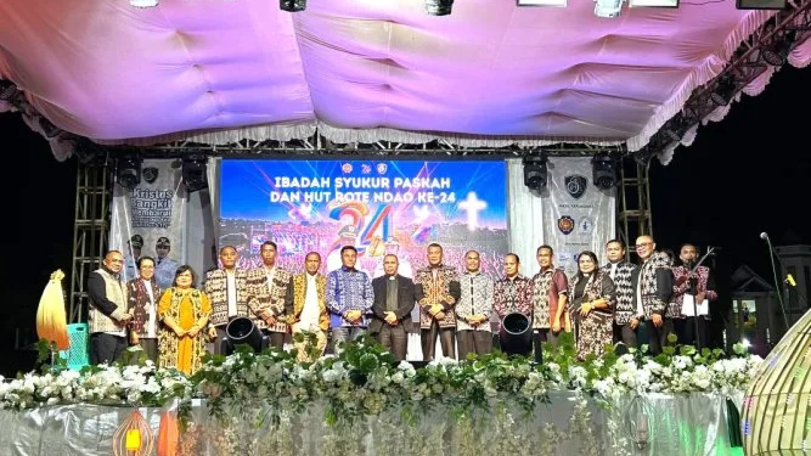 Foto bersama : foto bersama Bupati Rote Ndao Paulus Henuk, SH, Pdt. Yandi Menobe, S.Th, Forkomimda serta tokoh daerah dan tokoh agama.