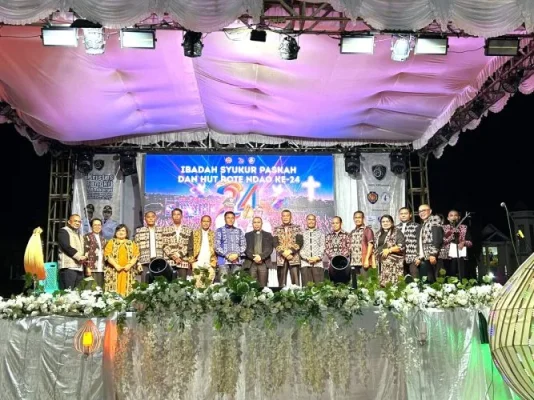 Foto bersama : foto bersama Bupati Rote Ndao Paulus Henuk, SH, Pdt. Yandi Menobe, S.Th, Forkomimda serta tokoh daerah dan tokoh agama.