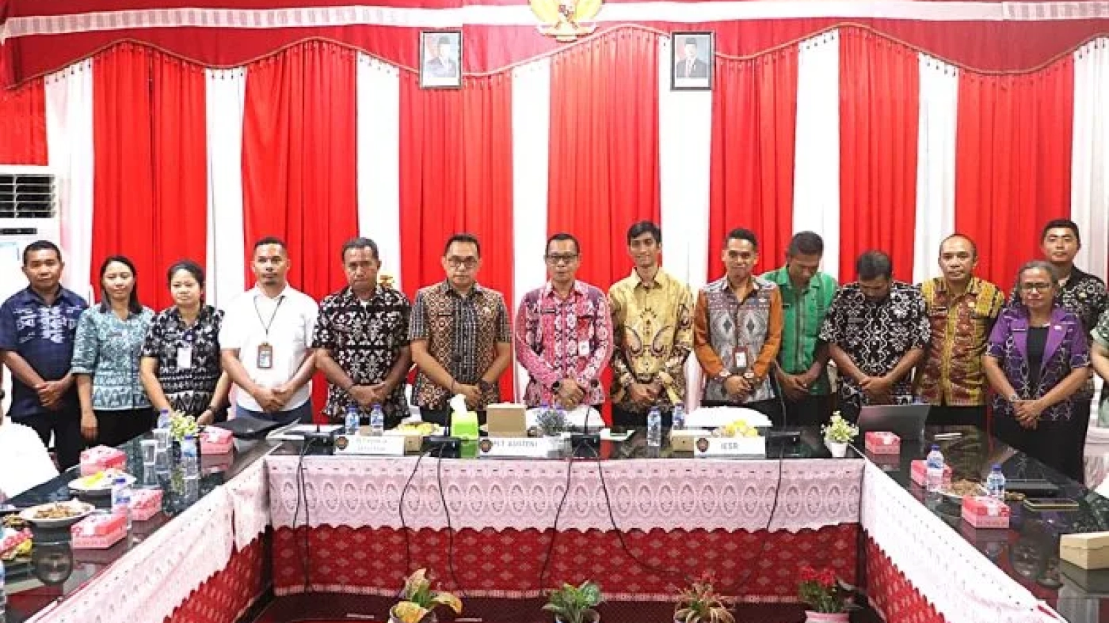 Jajaran Pemerintah Kabupaten Rote Ndao bersama Institute for Essential Services Reform (IESR) dan perwakilan instansi vertikal.