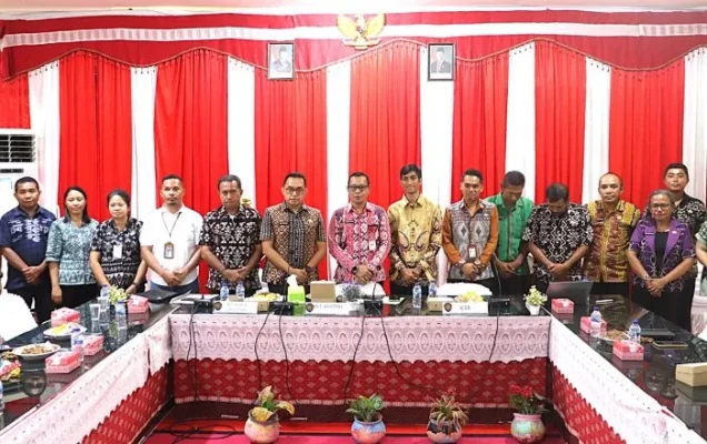 Jajaran Pemerintah Kabupaten Rote Ndao bersama Institute for Essential Services Reform (IESR) dan perwakilan instansi vertikal.