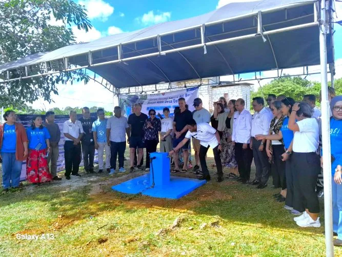 Bupati Rote Ndao Paulus Henuk mencoba jaringan air bersih program Rote Malole.