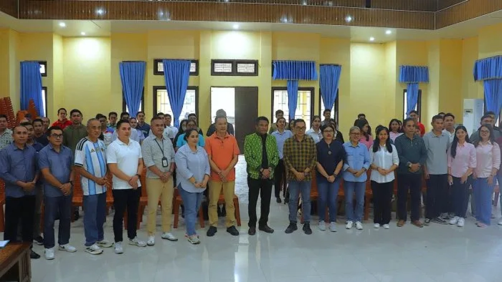 Peserta Bimtek Inovasi Daerah dan Sosialisasi HAKI foto bersama Bupati Rote Ndao Paulus Henuk dan pimpinan prangkat daerah.