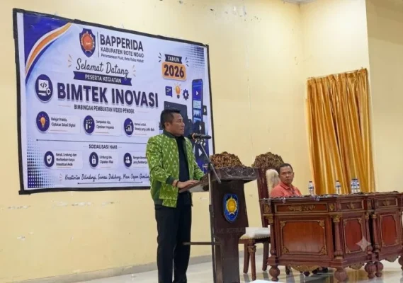 Bupati Rote Ndao Paulus Henuk memberikan arahan membuka Bimtek Inovasi Daerah dan Sosialisasi HAKI.