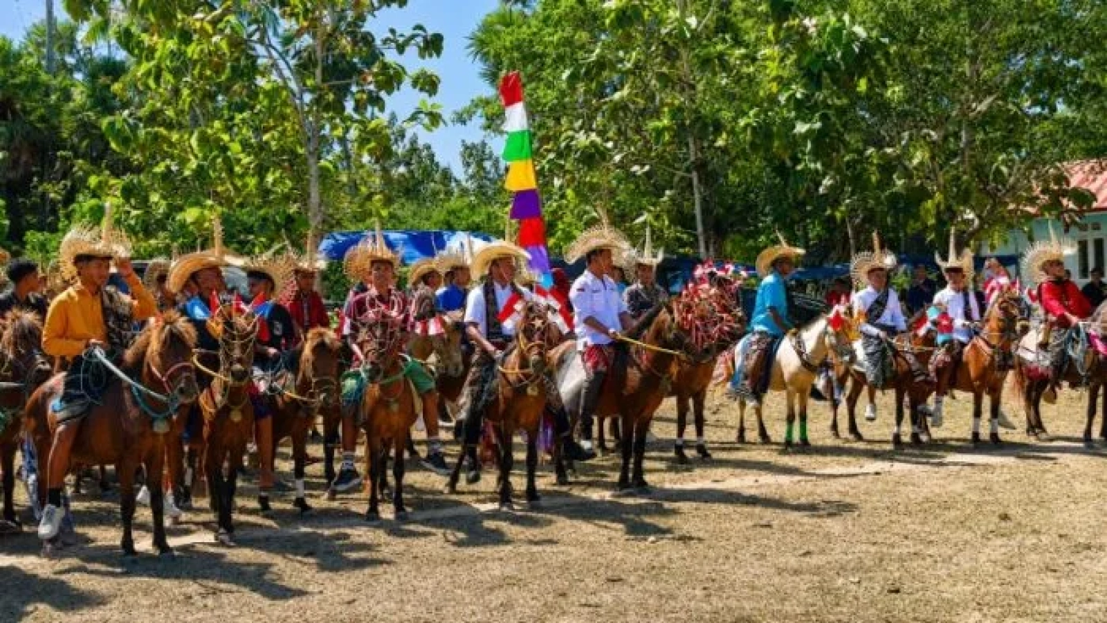 Semarak Festival Hus Nde'o, sebanyak 300 peserta tampilkan atraksi kuda hias yang memukau ribuan pengunjung.