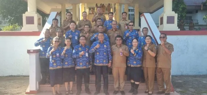 Foto bersama Sekretaris Daerah Kab. Rote Ndao Jonas M. Selly dengan para asisten dan kepala perangkat daerah usai memimpin apel terakhir jelang masa purna bakti sebagai ASN.