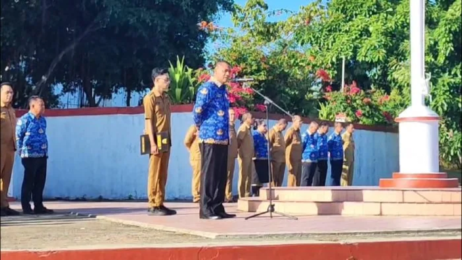 Sekretaris Daerah Kab. Rote Ndao Jonas M. Selly saat memimpin apel terakhir jelang masa purna bakti sebagai ASN.