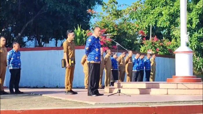 Sekretaris Daerah Kab. Rote Ndao Jonas M. Selly saat memimpin apel terakhir jelang masa purna bakti sebagai ASN.