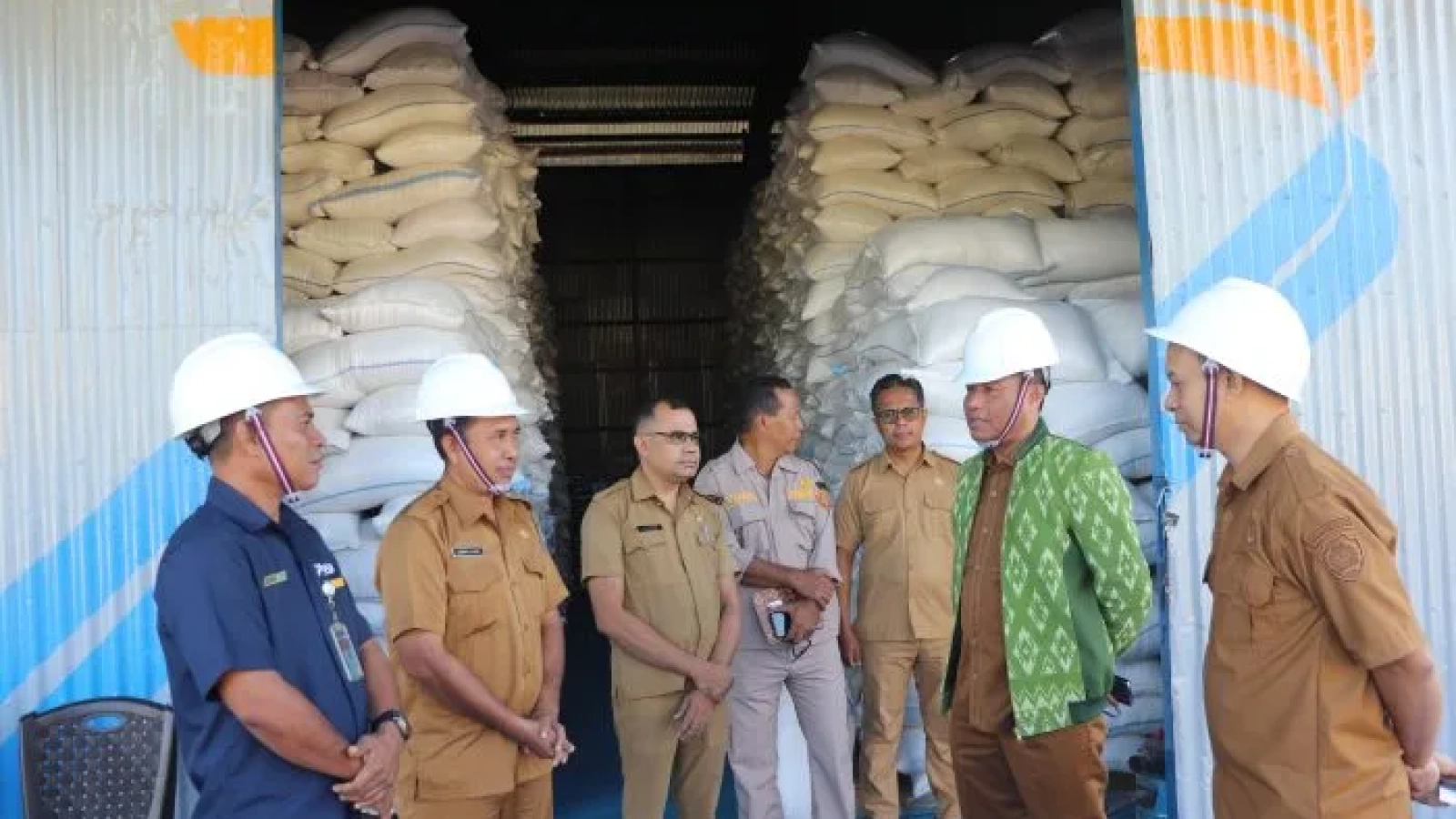 Bupati Rote Ndao Paulus Henuk,SH meninjau Gudang Bulog di Kompleks Pergudangan Sanggaoen