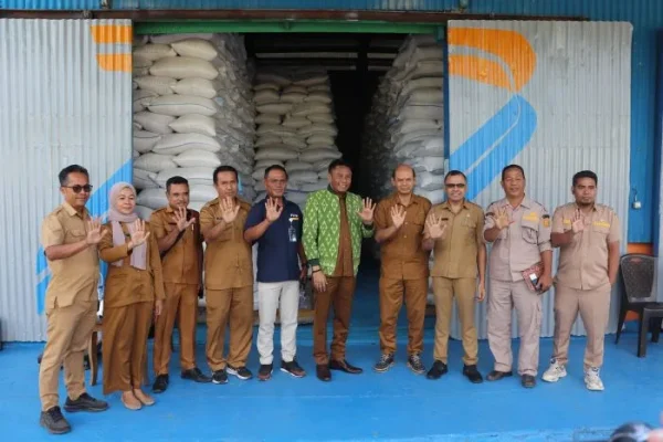 Foto bersama usai Peninjauan Gudang Bulog oleh Bupati Rote Ndao