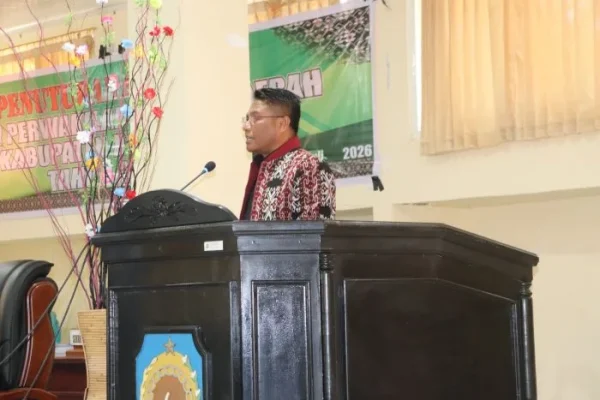 Bupati Paulus Henuk,SH saat memberikan sambutan pada Penutupan Sidang II DPRD Kab. Rote Ndao.
