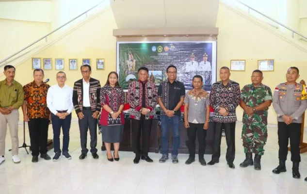 Bupati Rote Ndao Paulus Henuyk, Wakil Bupati Apremoi D. Dethan bersama para Guru Besar Undana, Sekretaris Daerah Jonas M. Selly dan unsur Forkompimda.