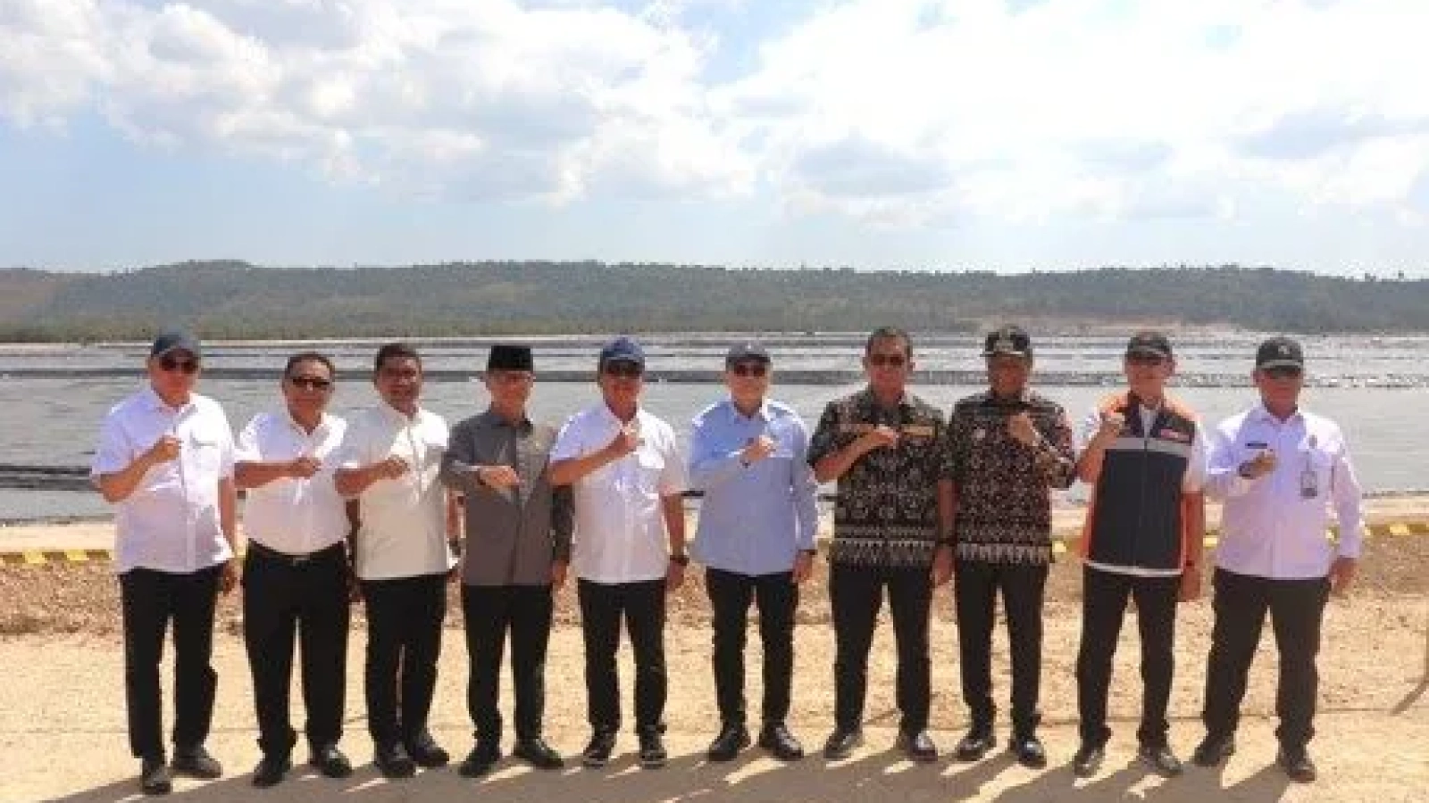Menko Pangan Zulkifli Hasan bersama Menteri Desa PDT Yandri Susanto, Menteri Kelautan dan Perikanan Sakti Wahyu Trenggono, Wakil Ketua Komisi IV DPR RI Ahmad Yohan, Gubernur NTT Emanuel Melkiades Laka Lena dan Bupati Rote Ndao Paulus Henuk berfoto bersama denganb latar Tambak Garam K-SIGN.