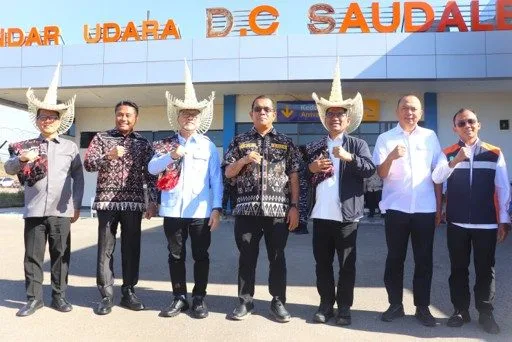 Mengenakan Topi Ti’I Langga dan Selimut Rote saat penyambutan rombongan Menko Pangan di Bandara D. C. Saudale - Rote, Kamis (30/07/2026).