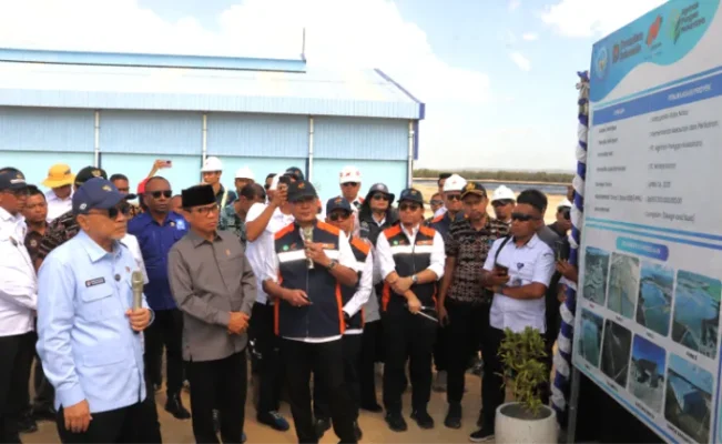 Menko Pangan Zulkifli Hasan dan Menteri Desa PDT Yandri Susanto melihat papan informasi K-SIGN.