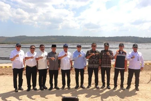 Menko Pangan Zulkifli Hasan bersama Menteri Desa PDT Yandri Susanto, Menteri Kelautan dan Perikanan Sakti Wahyu Trenggono, Wakil Ketua Komisi IV DPR RI Ahmad Yohan, Gubernur NTT Emanuel Melkiades Laka Lena dan Bupati Rote Ndao Paulus Henuk berfoto bersama denganb latar Tambak Garam K-SIGN.