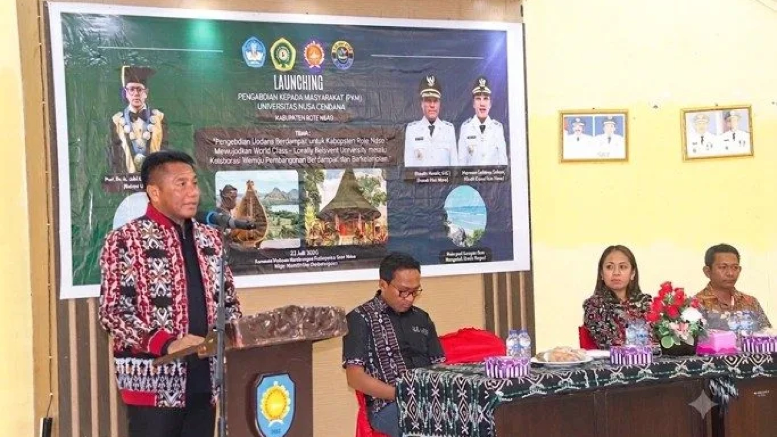 Bupati Rote Ndao Paulus Henuk memberikan sambutan diacara Launching Kegiatan Pengabdian Kepada masyarakat (PKM) Undana Kupang Tahun 2026.