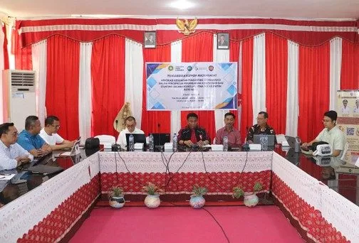 Bupati Rote Ndao Paulus Henuk bersama Tim Guru Besar Undana dalam rapat kerja Advokasi Kebijakan Polycentric Governance dalam Percepatan Penanganan Kemiskinan dan Stunting Secara Berkelanjutan.