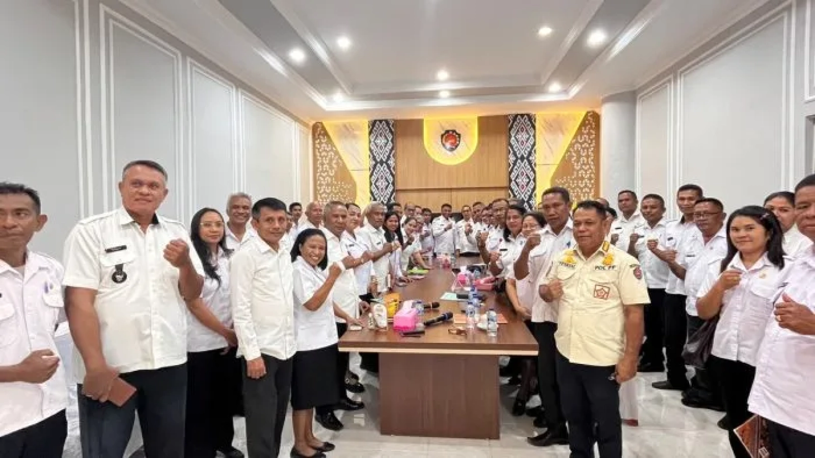 Bupati Rote Ndao bersama kepala perangkat Daerah setelah melakukan Rakor PEMDI