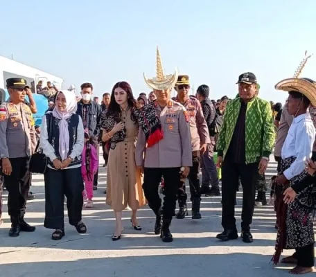 Bupati Rote Ndao Paulus Henuk dan Kapolres Rote Ndao AKBP Hanry Eko Irawan disela acara penyambutan.