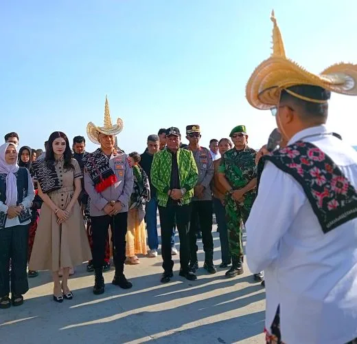 Prosesi adat menyambut kedatangan AKBP Hanry Irawan yang akan menjalankan tugas sebagai Kapolres Rote Ndao.