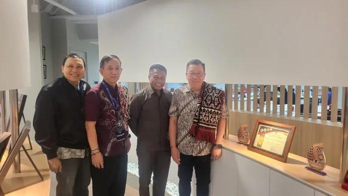 Bupati Rote Ndao Paulus Henuk, SH bersama Ketua Yayasan Pendidikan Astra Michael D. Ruslim dan jajaran berfoto bersama usai penyematan selendang adat Rote Ndao dalam pertemuan di Jakarta, Senin (10/08/2026).