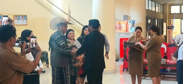 Bupati Rote Ndao Paulus Henuk, SH menyalai Sekretaris Daerah Drs. Jonas M. Selly, MM usai pemberian ceinderamata.