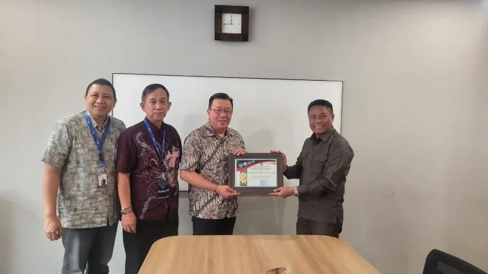 Bupati Rote Ndao Paulus Henuk, SH menyerahkan piagam penghargaan kepada Ketua Yayasan Pendidikan Astra Michael D. Ruslim sebagai bentuk apresiasi atas dukungan terhadap pembangunan pendidikan dan sumber daya manusia di Kabupaten Rote Ndao, Jakarta, Senin (10/08/2026).