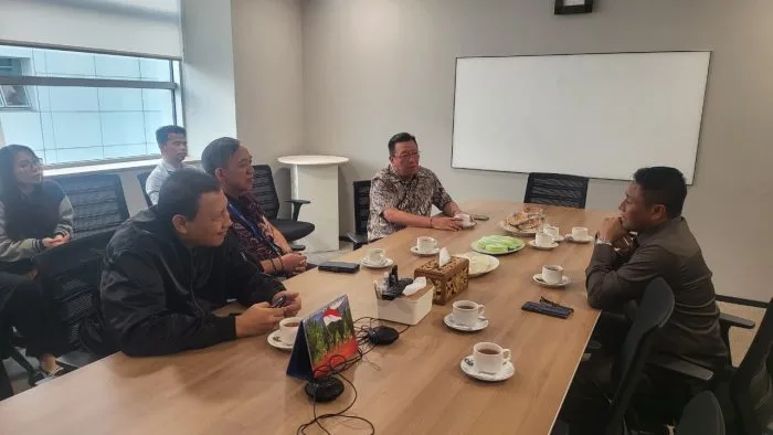 Bupati Rote Ndao Paulus Henuk, SH berdiskusi dengan Ketua Yayasan Pendidikan Astra Michael D. Ruslim dalam pertemuan di Jakarta, Senin (10/08/2026).