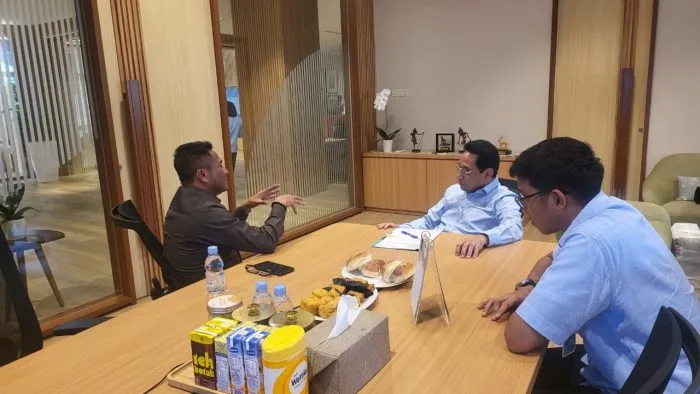 Bupati Rote Ndao Paulus Henuk, SH berdiskusi dengan Wakil Menteri Kesehatan RI dalam audiensi di Kementerian Kesehatan, Jakarta, Senin (10/08/2026).