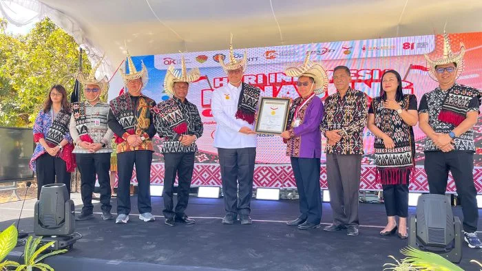 Penyerahan piagam Rekor MURI kepada Bank NTT atas capaian pembukaan rekening kepada 220.194 pelajar dalam rangka Puncak Hari Indonesia Menabung (HIM) Provinsi NTT Tahun 2026 di SMA Negeri 1 Rote Selatan, Kabupaten Rote Ndao, Rabu (19/8/2026)