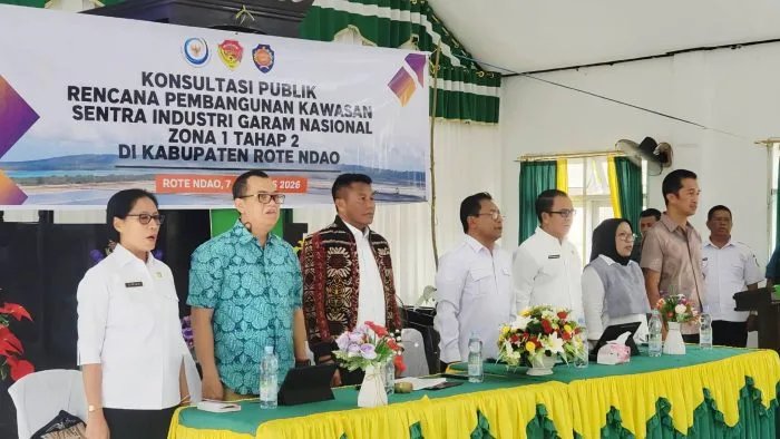 Bupati Rote Ndao saat menghadiri Konsultasi Publik Rencana Pembangunan Kawasan Sentra Industri Garam Nasional Zona 1 Tahap 2