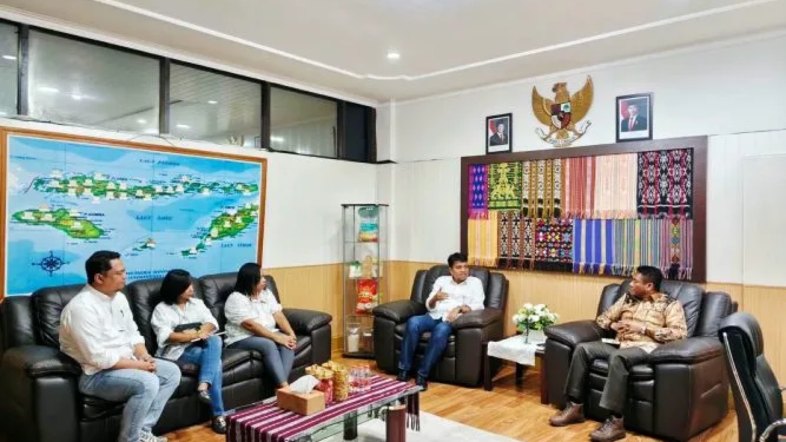 Bupati Paulus Henuk bertemu saat dengan Kepala Bulog Wilayah NTT