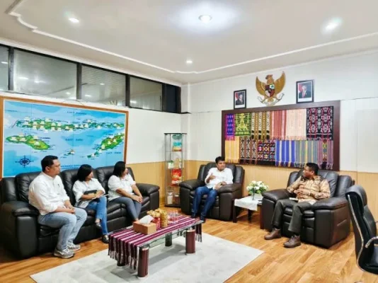 Bupati Paulus Henuk bertemu saat dengan Kepala Bulog Wilayah NTT