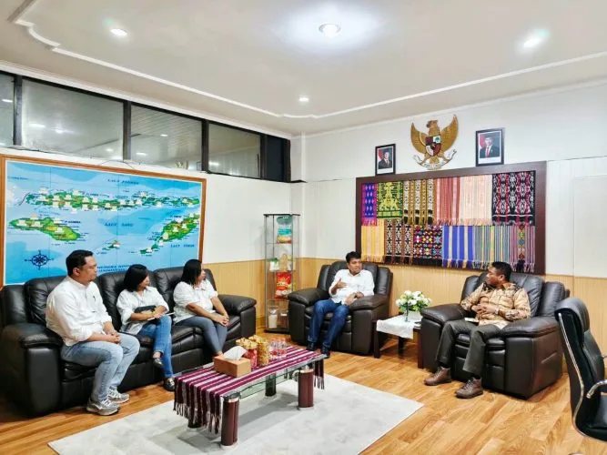 Bupati Paulus Henuk bertemu saat dengan Kepala Bulog Wilayah NTT