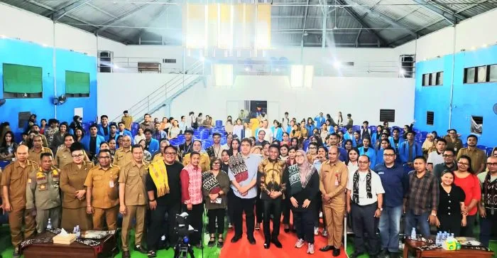 Bupati Rote Ndao Paulus Henuk bersama narasumber dan peserta Kuliah Umum Rote Mengajar 2026.