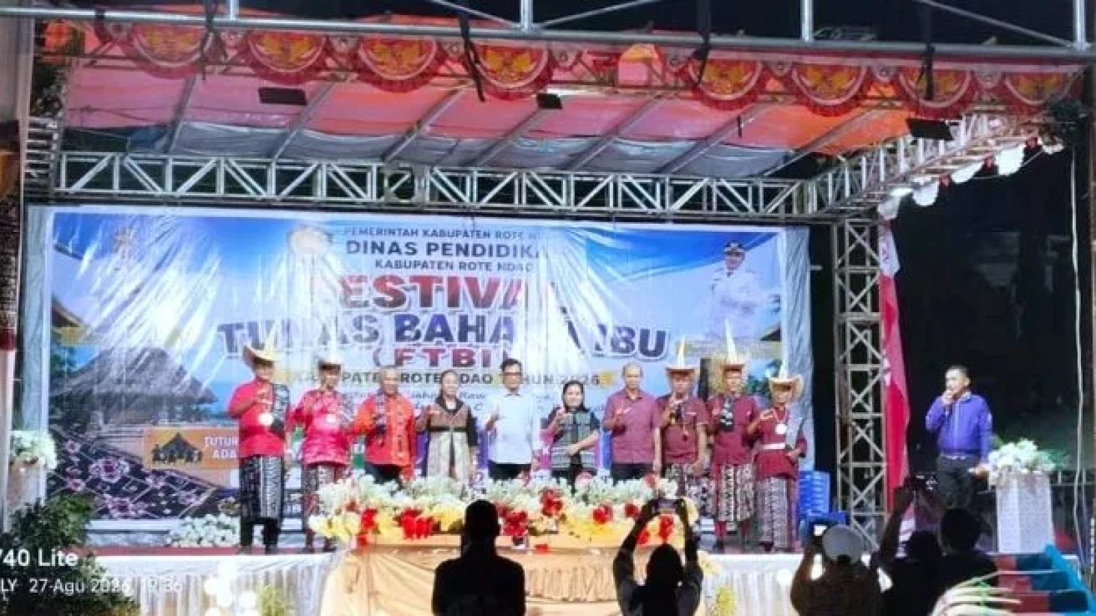 Wakil Bupati Rote Ndao Apremoi D. Dethan bersama Dewan Juri Festival Tunas Bahasa Ibu, Tokoh Agama dan Kepala Dinas Pendidikan Morids Bulan usai membuka kegiatan.