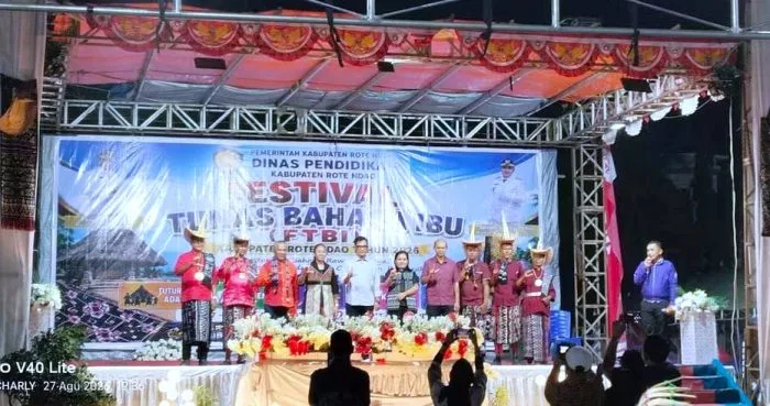 Wakil Bupati Rote Ndao Apremoi D. Dethan bersama Dewan Juri Festival Tunas Bahasa Ibu, Tokoh Agama dan Kepala Dinas Pendidikan Morids Bulan usai membuka kegiatan.