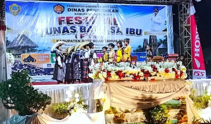 Para pelajar saat tampil dalam Festival Tunas Bahasa Ibu semarak HUT RI ke-81 tahun 2026 yang digelar Pemerintah Kabupaten Rote Ndao.
