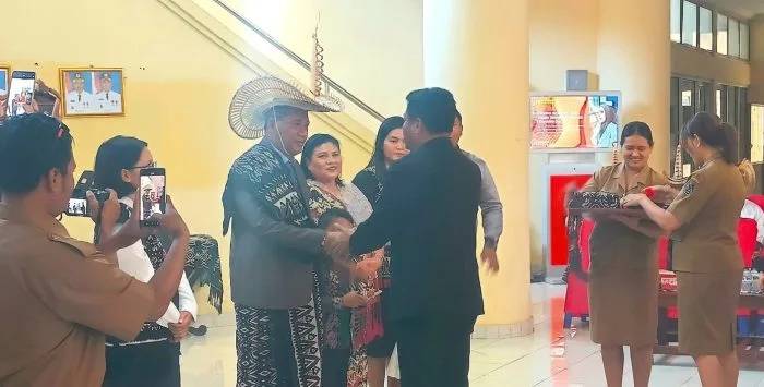 Bupati Rote Ndao Paulus Henuk, SH menyalami Sekretaris Daerah Drs. Jonas M. Selly, MM dan keluarga usai pemberian ceinderamata.