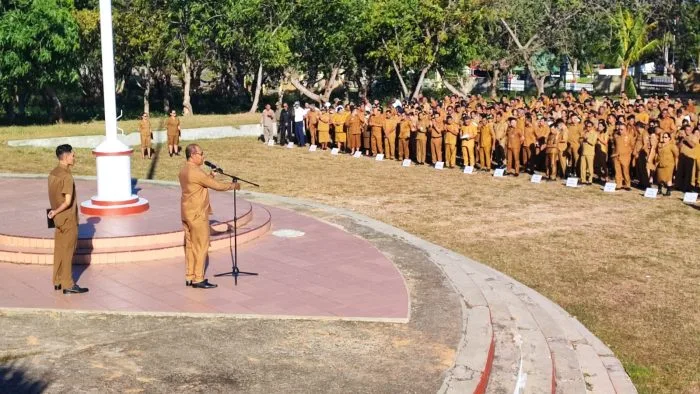Plt.Sekda Kab. Rote Ndao Daniel Nalle saat memimpim Apel perdana.