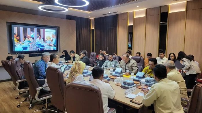Bupati Rote Ndao Paulus Henuk saat mengikuti Rapat Koordinasi Rencana Aksi Dukungan Kementerian/Lembaga dalam Percepatan Pembangunan Kawasan Sentra Industri Garam Nasional atau K-SIGN.