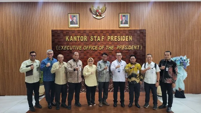 Bupati Rote Ndao Paulus Henuk saat mengikuti Rapat Koordinasi Rencana Aksi Dukungan Kementerian/Lembaga dalam Percepatan Pembangunan Kawasan Sentra Industri Garam Nasional atau K-SIGN.