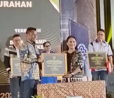 Bupati Paulus Henuk saat menerima penghargaan Desa Daeurendale sebagai Terbaik II kategori Pemerintah Desa/Kelurahan dalam ajang Jamsostek Award/Paritrana Award Tingkat Provinsi Nusa Tenggara Timur (NTT) Tahun 2026.