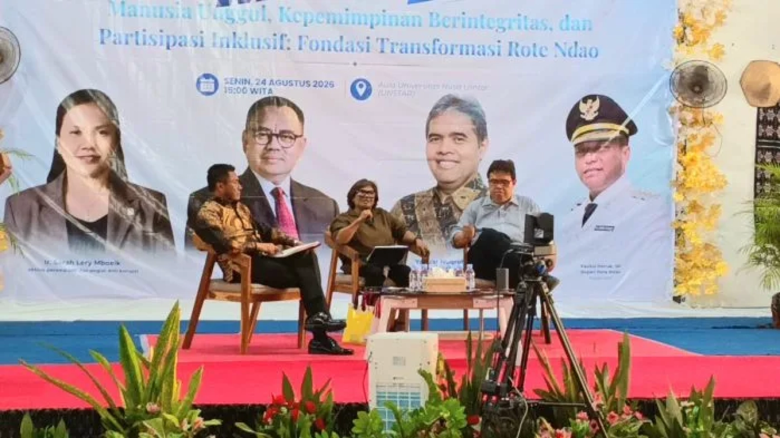 Kuliah Umum dalam rangkaian kegiatan Rote Mengajar 2026 mengusung tema “Manusia Unggul, Kepemimpinan Berintegritas dan Partisipasi Inklusif: Fondasi Transformasi Rote Ndao”.