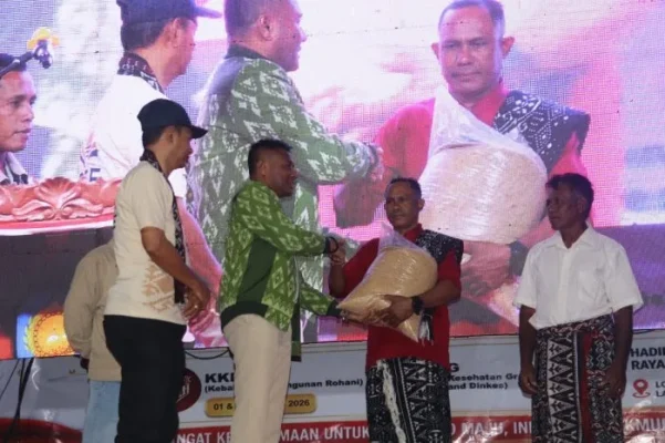 Bupati Rote Ndao saat menyerahkan secara simbolis bibit sebar