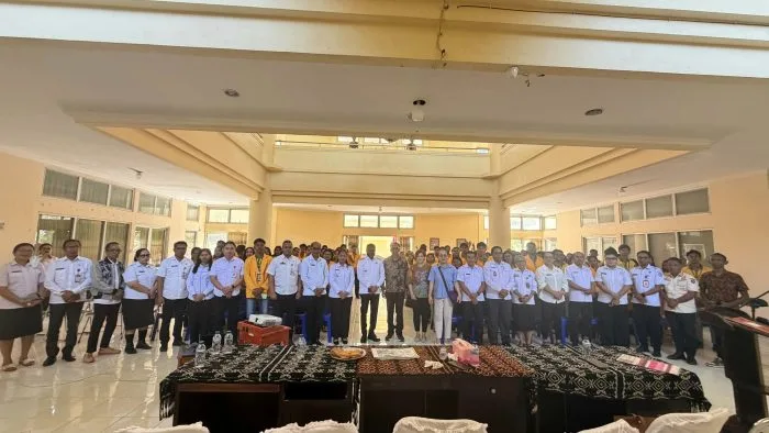 Mahasiswa KKN Undana bersama Bupati Rote Ndao Paulus Henuk dan Wakil Bupati Apremoi D. Dethan.