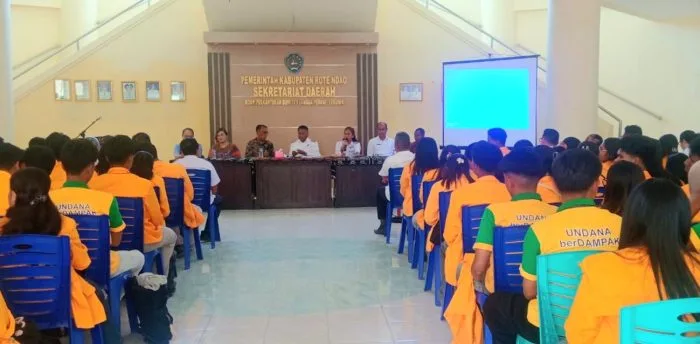 Acara penarikan kembali 112 Mahasiswa Undana setelah menyelesaikan KKN di 12 Desa Kabupaten Rote Ndao.