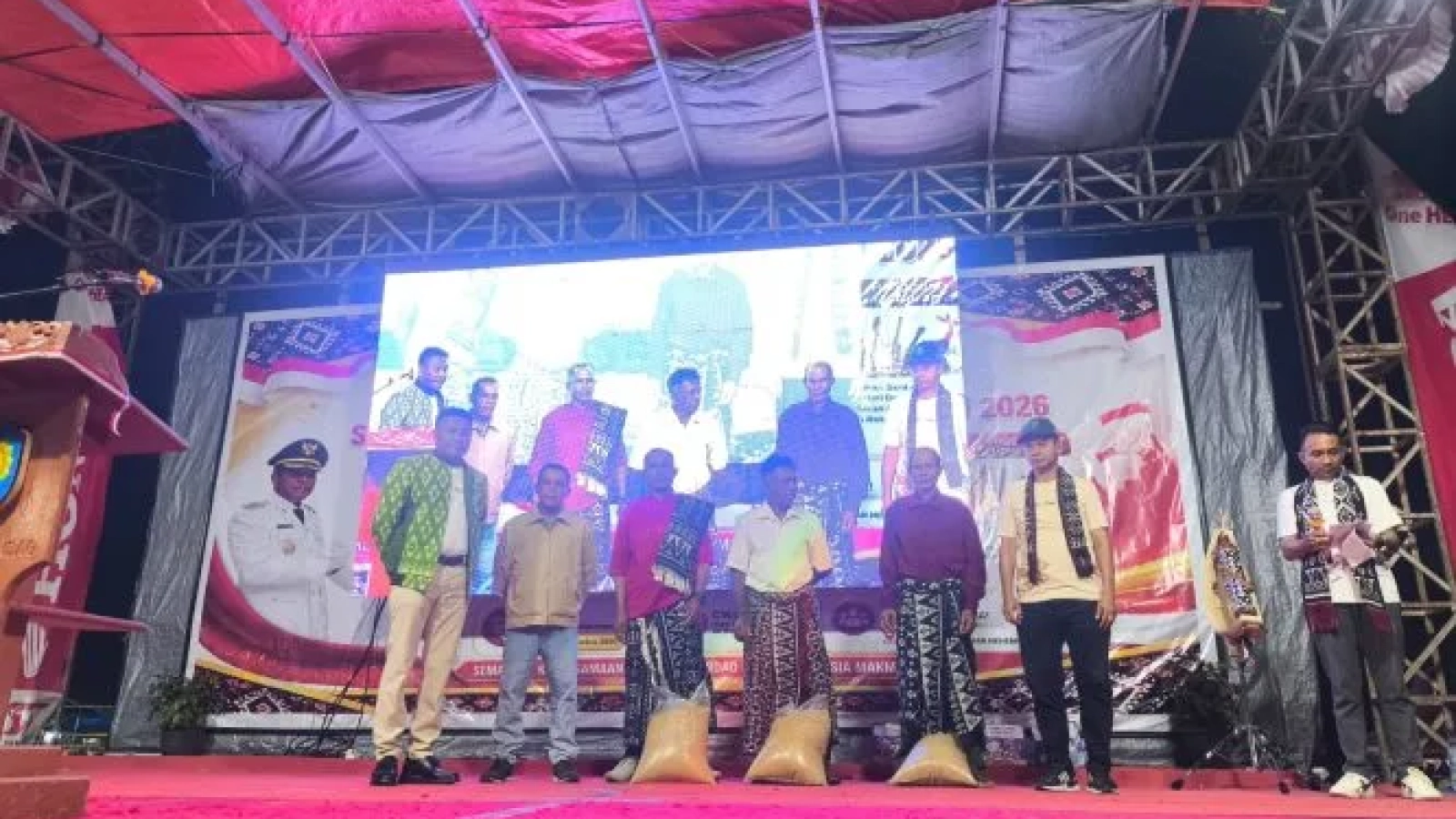 Foto bersama Bupati Rote Ndao dan Kadis Pertanian dan Ketahanan Pangan Kab. Rote Ndao bersama para petani