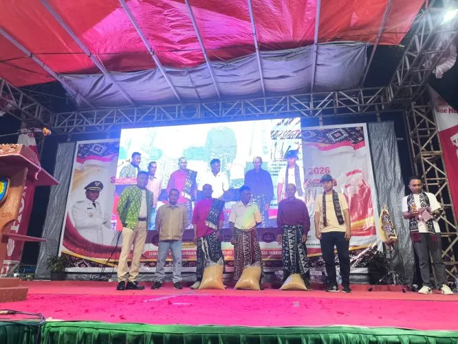 Foto bersama Bupati Rote Ndao dan Kadis Pertanian dan Ketahanan Pangan Kab. Rote Ndao bersama para petani